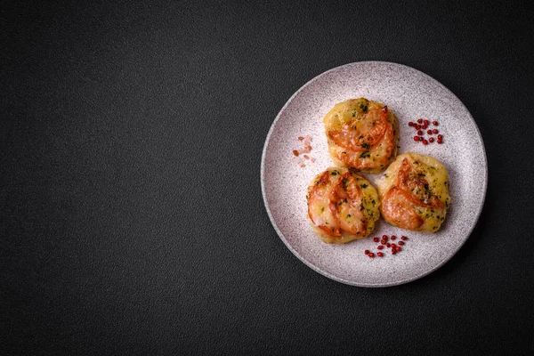 Peynirli, domatesli, tuzlu, baharatlı ve çimento kaplı lezzetli balık filetosu.