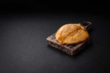 Tuz, baharat ve çimento kaplı nefis çırpılmış tavuk göğsü pirzolası.