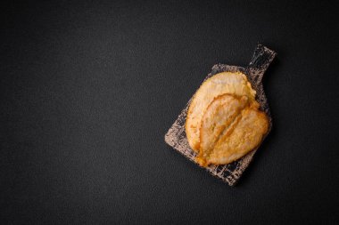 Tuz, baharat ve çimento kaplı nefis çırpılmış tavuk göğsü pirzolası.