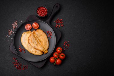 Tuz, baharat ve çimento kaplı nefis çırpılmış tavuk göğsü pirzolası.