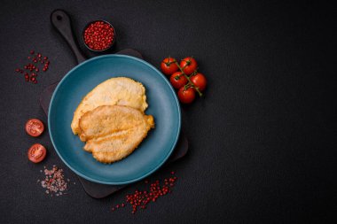 Tuz, baharat ve çimento kaplı nefis çırpılmış tavuk göğsü pirzolası.