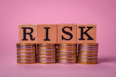 Düz arkaplandaki tahta küplerden yapılmış bir yazıt. Tasarımınız için kullanılabilir