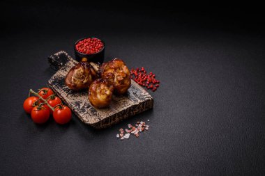 Lezzetli ızgara tavuk bacağı. Baharatlı ve otlu teriyaki soslu. Koyu beton arka planda.