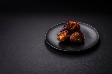 Lezzetli ızgara tavuk bacağı. Baharatlı ve otlu teriyaki soslu. Koyu beton arka planda.