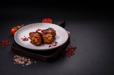 Lezzetli ızgara tavuk bacağı. Baharatlı ve otlu teriyaki soslu. Koyu beton arka planda.