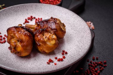 Lezzetli ızgara tavuk bacağı. Baharatlı ve otlu teriyaki soslu. Koyu beton arka planda.