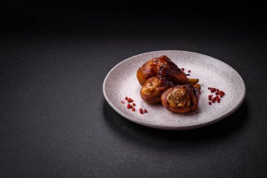 Lezzetli ızgara tavuk bacağı. Baharatlı ve otlu teriyaki soslu. Koyu beton arka planda.