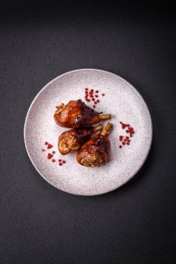 Lezzetli ızgara tavuk bacağı. Baharatlı ve otlu teriyaki soslu. Koyu beton arka planda.