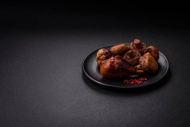 Lezzetli ızgara tavuk bacağı. Baharatlı ve otlu teriyaki soslu. Koyu beton arka planda.