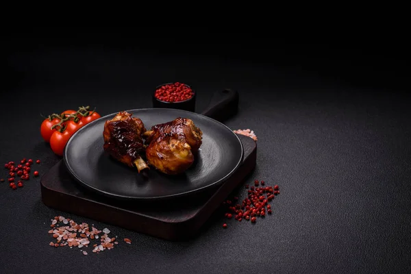 Lezzetli ızgara tavuk bacağı. Baharatlı ve otlu teriyaki soslu. Koyu beton arka planda.