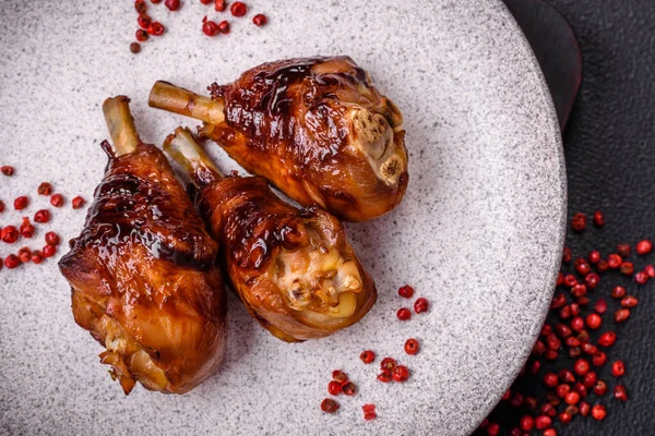 Lezzetli ızgara tavuk bacağı. Baharatlı ve otlu teriyaki soslu. Koyu beton arka planda.