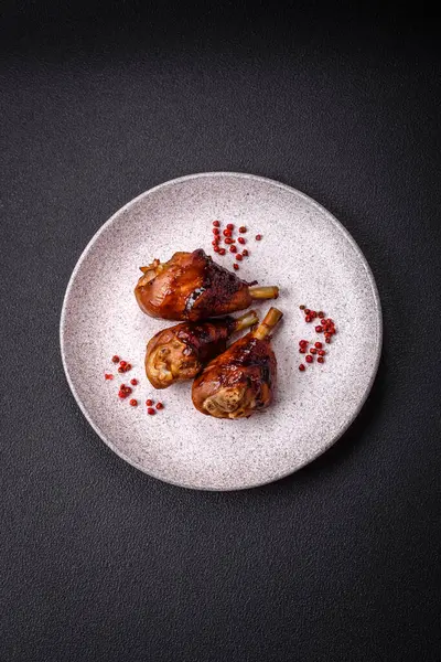 Lezzetli ızgara tavuk bacağı. Baharatlı ve otlu teriyaki soslu. Koyu beton arka planda.