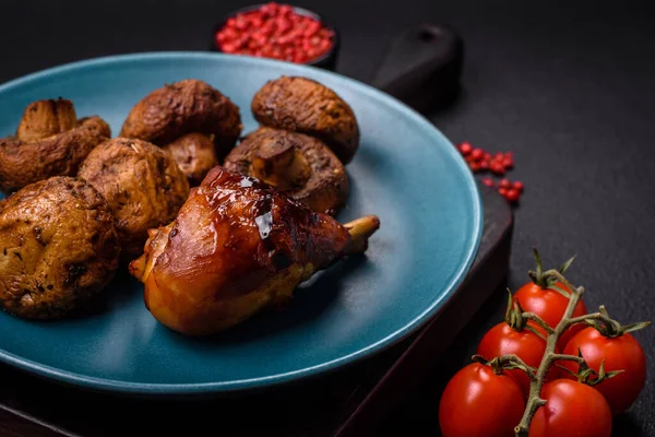 Lezzetli ızgara tavuk bacağı. Baharatlı ve otlu teriyaki soslu. Koyu beton arka planda.