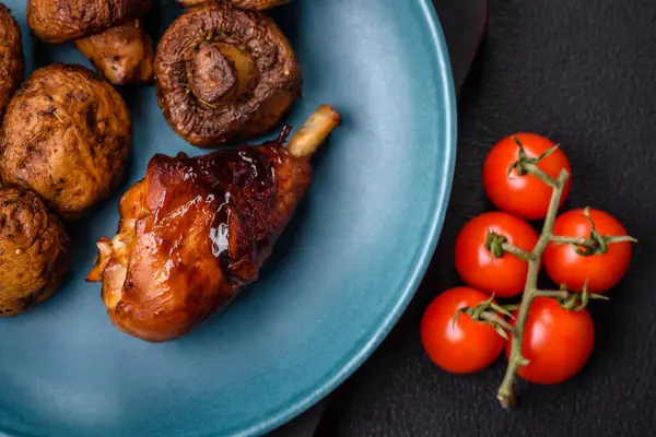 Lezzetli ızgara tavuk bacağı. Baharatlı ve otlu teriyaki soslu. Koyu beton arka planda.