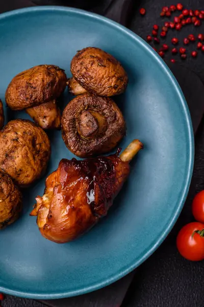 Lezzetli ızgara tavuk bacağı. Baharatlı ve otlu teriyaki soslu. Koyu beton arka planda.