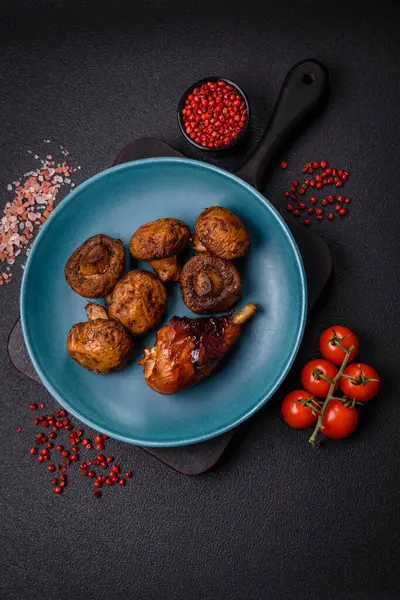 Lezzetli ızgara tavuk bacağı. Baharatlı ve otlu teriyaki soslu. Koyu beton arka planda.