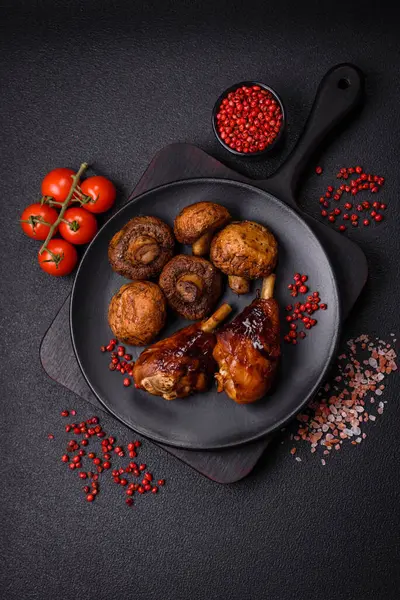 Lezzetli ızgara tavuk bacağı. Baharatlı ve otlu teriyaki soslu. Koyu beton arka planda.