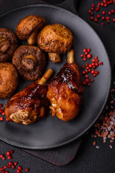 Lezzetli ızgara tavuk bacağı. Baharatlı ve otlu teriyaki soslu. Koyu beton arka planda.