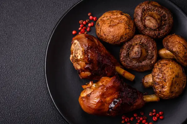 Lezzetli ızgara tavuk bacağı. Baharatlı ve otlu teriyaki soslu. Koyu beton arka planda.