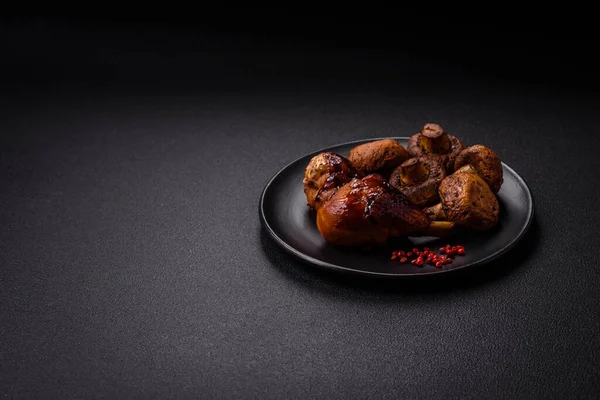 Lezzetli ızgara tavuk bacağı. Baharatlı ve otlu teriyaki soslu. Koyu beton arka planda.