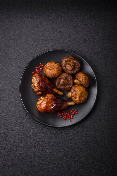 Lezzetli ızgara tavuk bacağı. Baharatlı ve otlu teriyaki soslu. Koyu beton arka planda.