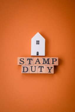 Düz arkaplandaki tahta küplerden yapılmış 