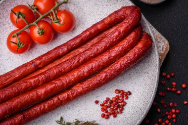 Lezzetli ince tütsülenmiş, tuzlu, baharatlı ve çimento kaplı sosisler.