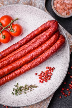 Lezzetli ince tütsülenmiş, tuzlu, baharatlı ve çimento kaplı sosisler.