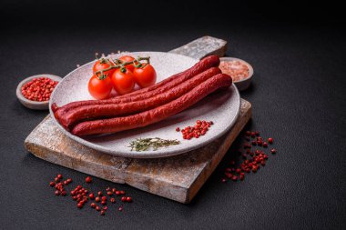 Lezzetli ince tütsülenmiş, tuzlu, baharatlı ve çimento kaplı sosisler.