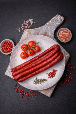 Lezzetli ince tütsülenmiş, tuzlu, baharatlı ve çimento kaplı sosisler.