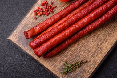 Lezzetli ince tütsülenmiş, tuzlu, baharatlı ve çimento kaplı sosisler.