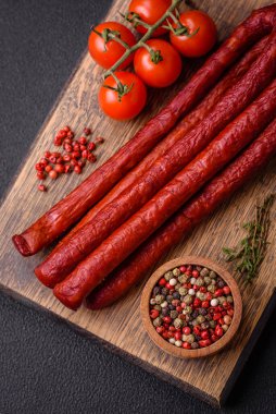 Lezzetli ince tütsülenmiş, tuzlu, baharatlı ve çimento kaplı sosisler.