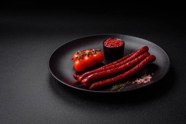 Lezzetli ince tütsülenmiş, tuzlu, baharatlı ve çimento kaplı sosisler.