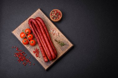 Lezzetli ince tütsülenmiş, tuzlu, baharatlı ve çimento kaplı sosisler.