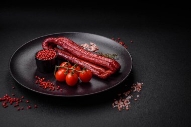 Lezzetli ince tütsülenmiş, tuzlu, baharatlı ve çimento kaplı sosisler.