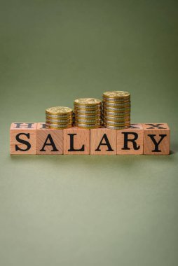 Sade bir zemin üzerinde tahta küplerden yapılmış bir yazı. Tasarımınız için kullanılabilir