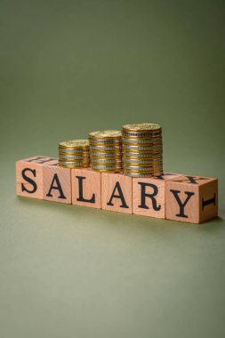 Sade bir zemin üzerinde tahta küplerden yapılmış bir yazı. Tasarımınız için kullanılabilir