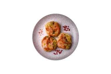 Peynirli, domatesli, tuzlu, baharatlı ve çimento kaplı lezzetli balık filetosu.