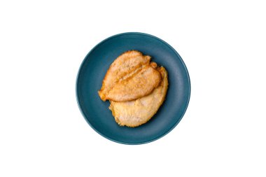 Tuz, baharat ve çimento kaplı nefis çırpılmış tavuk göğsü pirzolası.