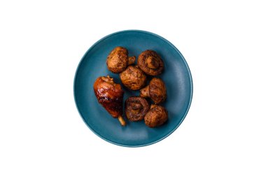 Lezzetli ızgara tavuk bacağı. Baharatlı ve otlu teriyaki soslu. Koyu beton arka planda.