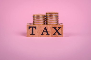 Düz arkaplandaki tahta küplerden yapılmış bir yazı. Tasarımınız için kullanılabilir