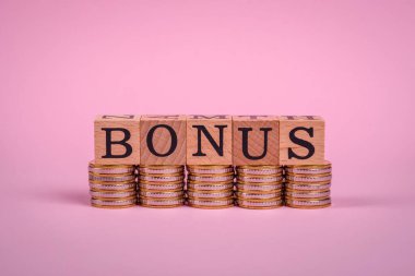 Düz arkaplandaki tahta küplerden yapılmış bir yazı. Tasarımınız için kullanılabilir