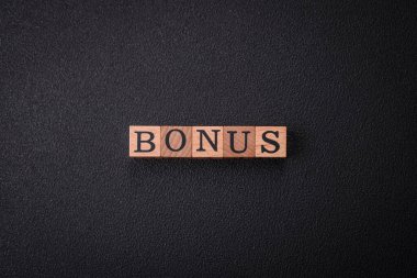 Düz arkaplandaki tahta küplerden yapılmış bir yazı. Tasarımınız için kullanılabilir