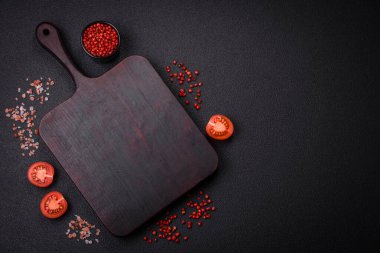 Lezzetli bir yemek hazırlamak için gerekli malzemeleri hazırlamak için boş tahta kesme tahtası. Mutfak aletleri