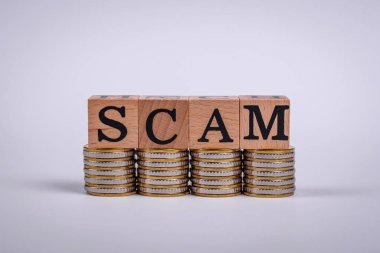 Düz arkaplandaki tahta küplerden yapılmış bir yazı. Tasarımınız için kullanılabilir