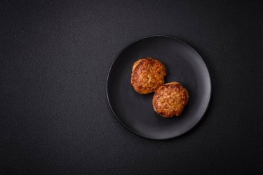 Lezzetli taze kıymalı balık pirzolası. Esmer arka planda baharatlar ve otlarla birlikte.