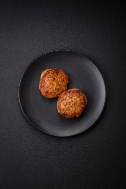 Lezzetli taze kıymalı balık pirzolası. Esmer arka planda baharatlar ve otlarla birlikte.