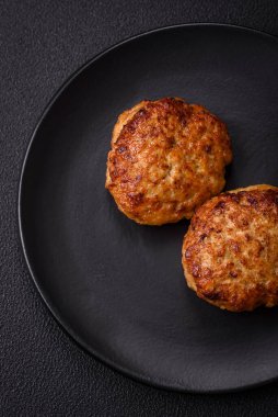 Lezzetli taze kıymalı balık pirzolası. Esmer arka planda baharatlar ve otlarla birlikte.