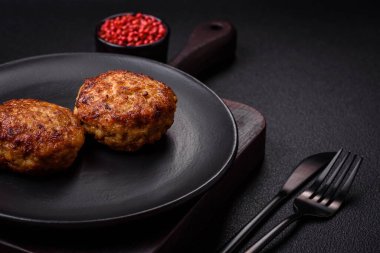 Lezzetli taze kıymalı balık pirzolası. Esmer arka planda baharatlar ve otlarla birlikte.