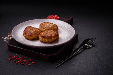 Lezzetli taze kıymalı balık pirzolası. Esmer arka planda baharatlar ve otlarla birlikte.